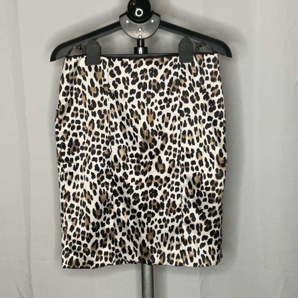 White House Black market size 6